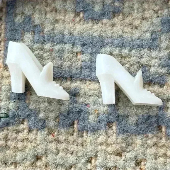 Vintage Barbie Furry White‎ Shawl and White Chunky Heels 1990s Accessories - Picture 8 of 9